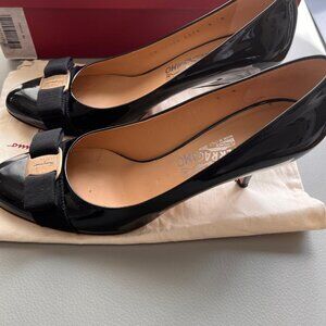 Black Patent Ferragamo Vara bow pumps size 9